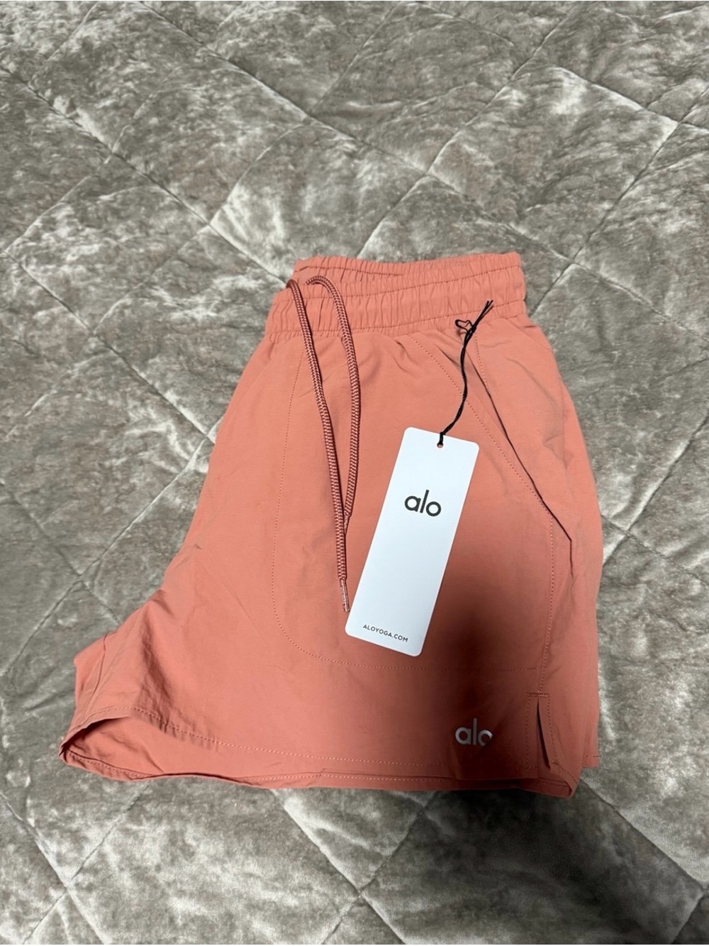 ALO Yoga Women's Alumni Shorts - Picture 6 of 7